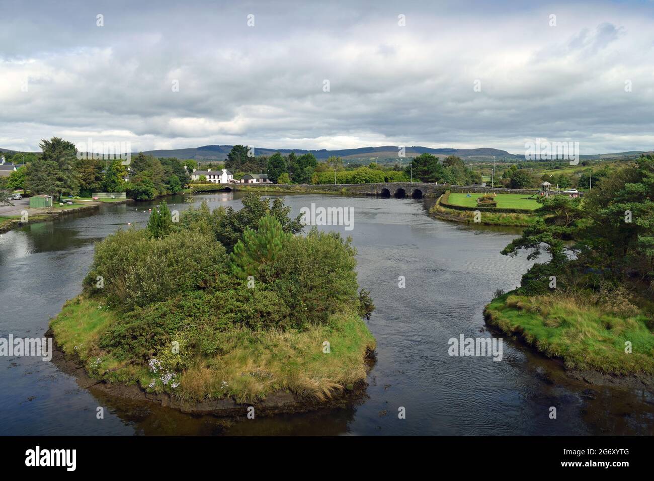 Blick auf das Dorf Ballydehob und den Gezeitenfluss, West Cork, Irland. Stockfoto