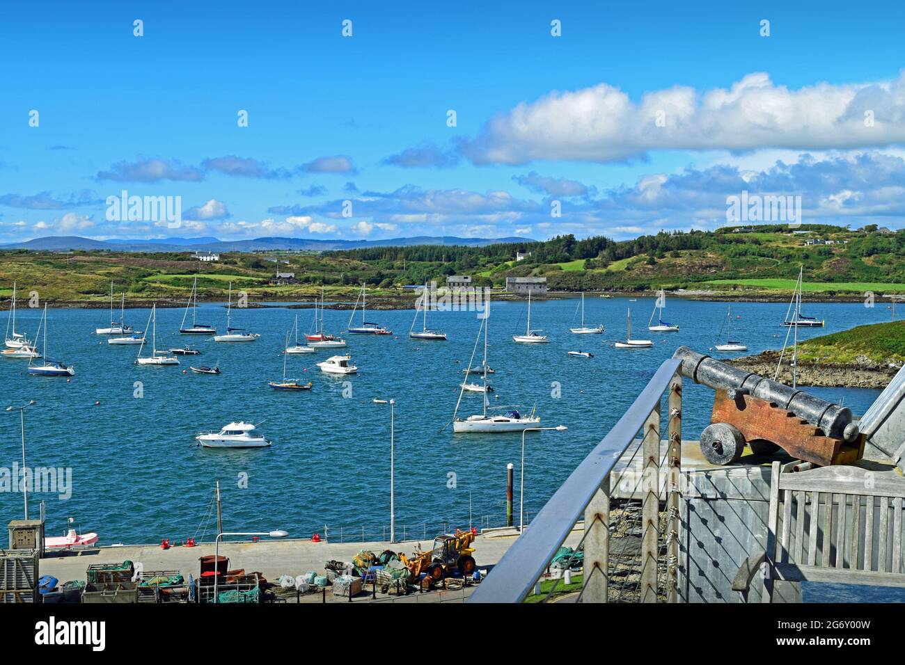 Blick auf den Hafen von Baltimore über die Roaring Water Bay, West Cork, Irland. Stockfoto