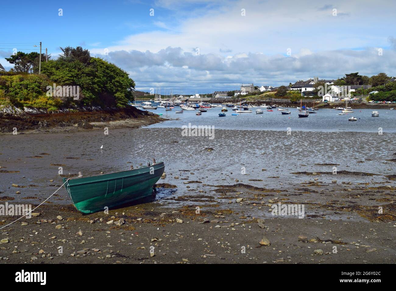 Ein kleiner Strand mit Blick auf Baltimore Village in West Cork, Irland. Stockfoto