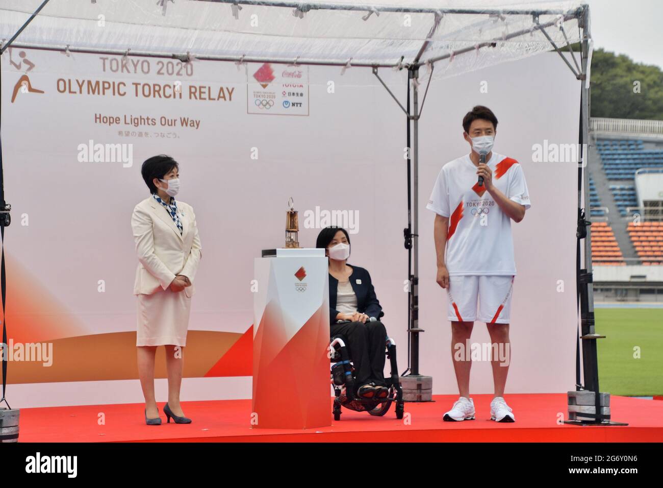 Tokio, Japan. Juli 2021. (L-R) der Gouverneur von Tokio, Yuriko Koike, der ehemalige Paralympier und Botschafter der Fackellauf von Tokio 2020, Aki Taguchi, und der ehemalige Profi-Tennisspieler Shuzo Matsuoka, nehmen am Freitag, dem 9. Juli 2021, an der Zeremonie im Komazawa Olympic Park General Sports Ground in Tokio, Japan, Teil. Die Fackellauf für die Olympischen Spiele 2020 in Tokio wurde auf öffentlichen Straßen außer auf den Inseln in Tokio abgesagt, um die Ausbreitung des Coronavirus zu verhindern. Foto von Keizo Mori/UPI Credit: UPI/Alamy Live News Stockfoto