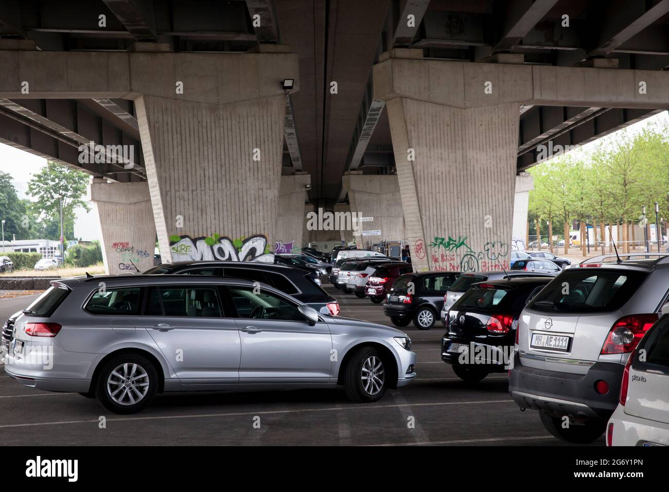 Parken unter einer Brücke der AUTOBAHN A 59 im Binnenhafen Duisburg, Nordrhein-Westfalen, Deutschland. Parkplatz unter einer Brücke der Autobahn Stockfoto