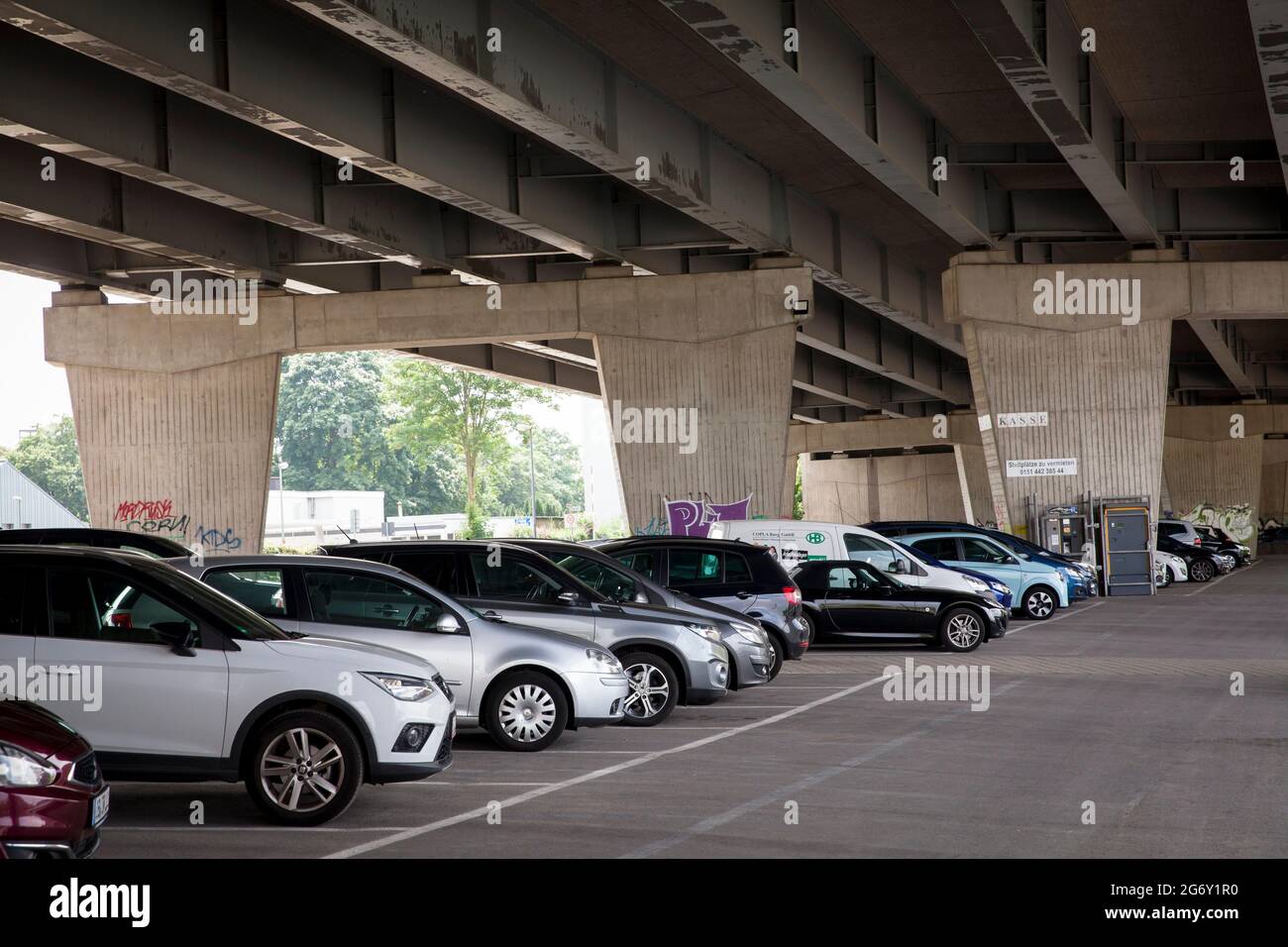 Parken unter einer Brücke der AUTOBAHN A 59 im Binnenhafen Duisburg, Nordrhein-Westfalen, Deutschland. Parkplatz unter einer Brücke der Autobahn Stockfoto