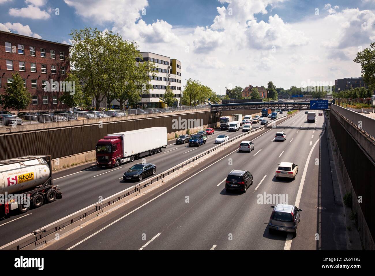 A 59 am Hauptbahnhof Duisburg, Nordrhein-Westfalen, Deutschland. Autobahn A 59 am Hauptbahnhof Duisburg, Nordrhein-Westfalen, Deutschland. Stockfoto