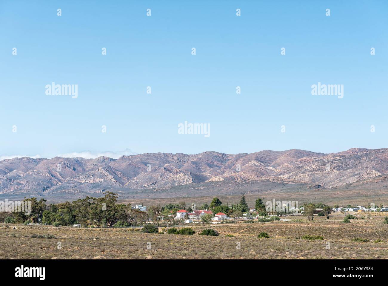 Blick auf die historische Stadt Matjiesfontein in der Provinz Western Cape. Die Swartberg Berge sind sichtbar Stockfoto