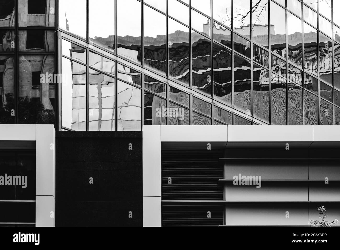 Wellige Reflexionen und rechte Angloe in der städtischen Fassade Stockfoto