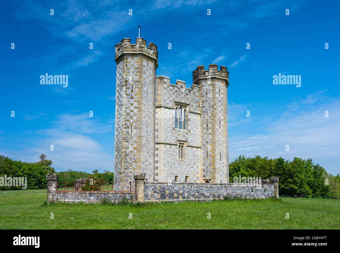 Hiorne Tower im Arundel Park, eine Torheit aus dem 18. Jahrhundert von Sir Francis Hiorne im Stil der Gotik im Arundel Park, Arundel, West Sussex, Großbritannien. Stockfoto