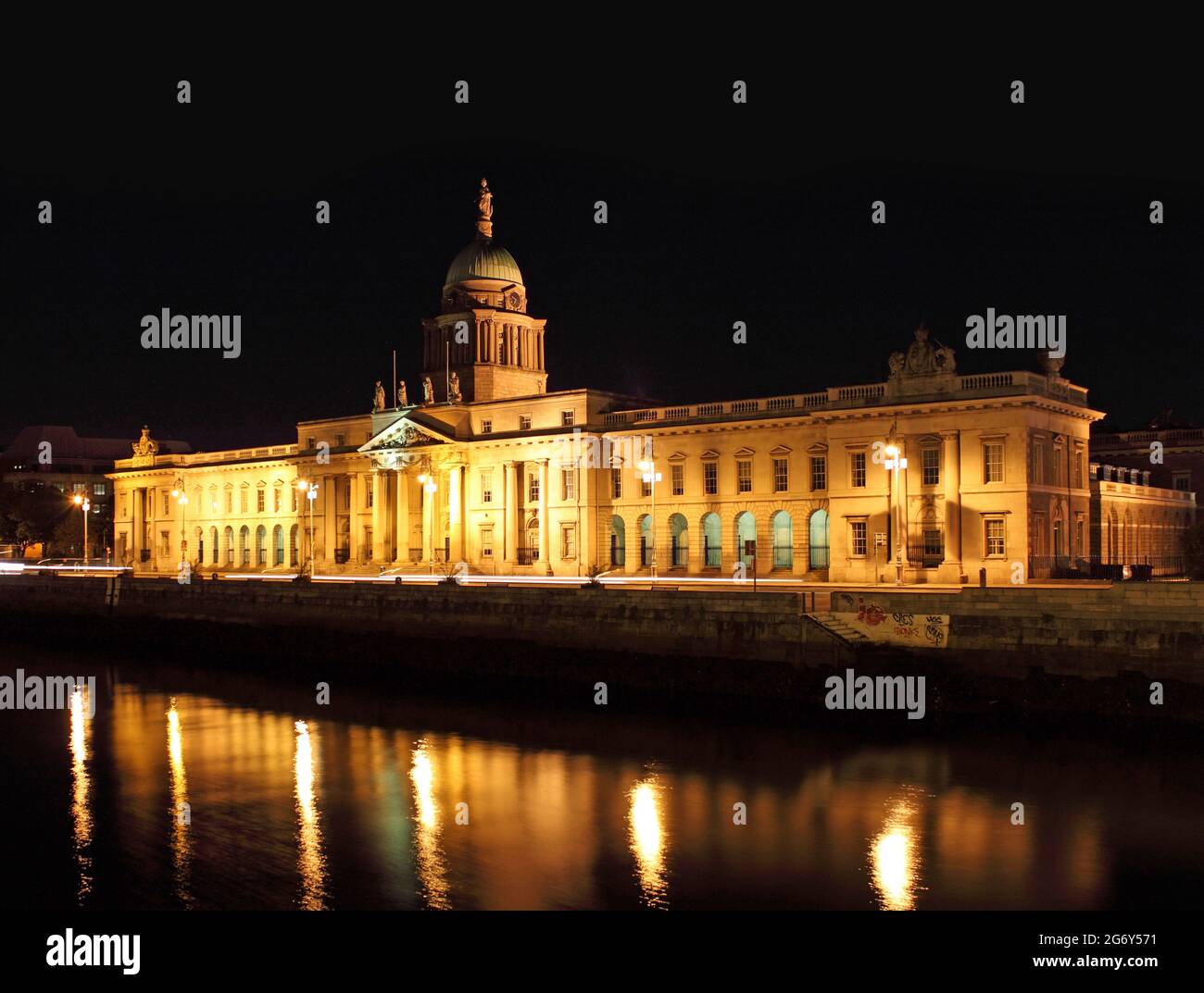 Das historische Custom House am Fluss Liffey in der Stadt Dublin bei Nacht. Stockfoto