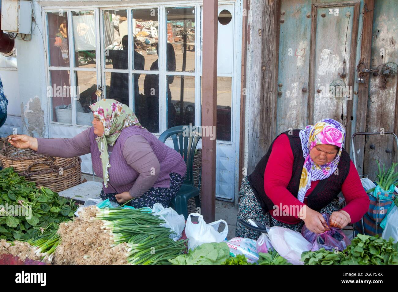 Kula,Manisa/Turkey - 04/18/2016 :Weibliche Bauern auf dem Gemüse- und Obstmarkt Stockfoto