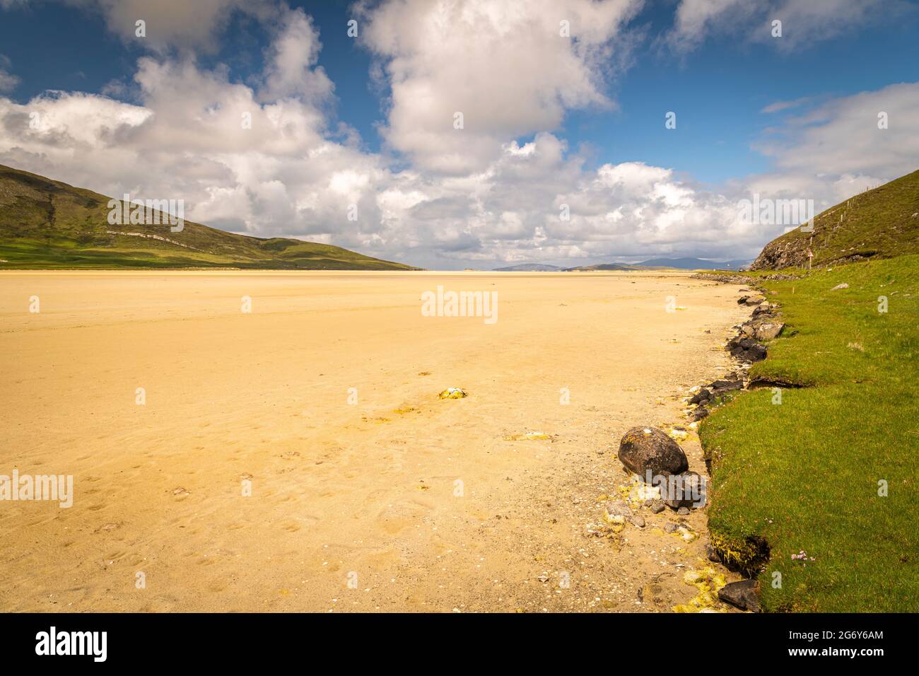 Eine sonnige, im Sommer 3 aufgeschossene HDR-Aufnahme eines verlassenen Northton Beach, Traigh an Taoibh Thuath, auf der Isle of Harris, Western Isles, Schottland. 20. Juni 2021 Stockfoto