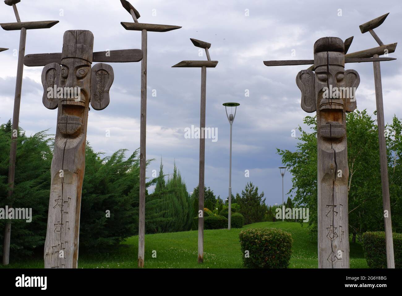 Jan-Seung und Sot-DAE Holzskulpturen am Eingang eines Parks in der Türkei Stockfoto