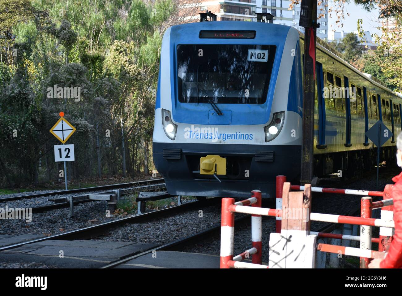 Buenos Aires, Argentinien - 8. Juli 2021: Zug der staatlichen Eisenbahngesellschaft Argentiniens in der Nähe des Bahnhofs Belgrano R Stockfoto