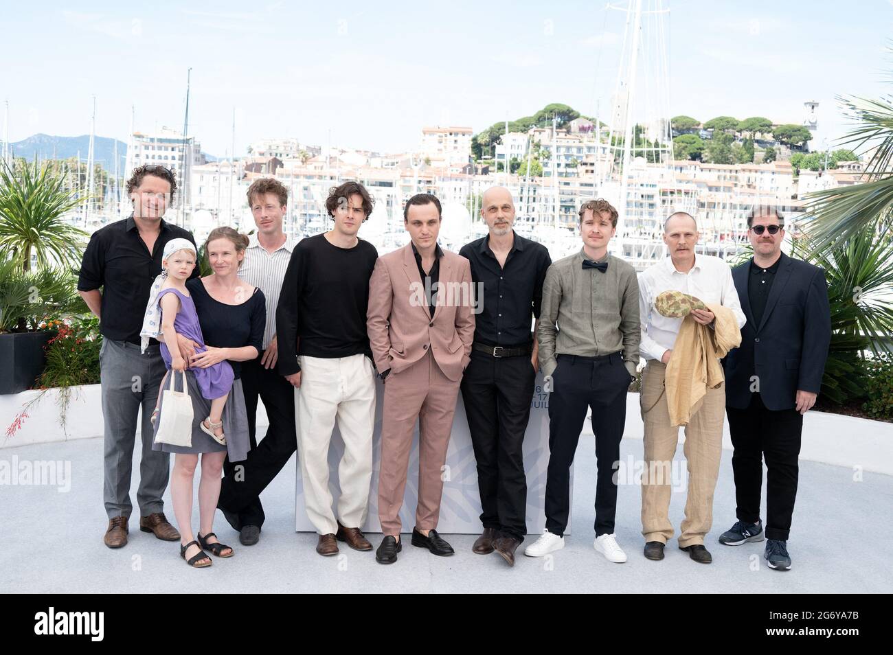 Gäste, Drehbuchautor Thomas Reider, Thomas Prenn, Franz Rogowski, Regisseur Sebastian Meise, Anton von Lucke, Georg Friedrich und Gast besuchen die Fotoschau der Großen Freiheit während der 74. Filmfestspiele von Cannes am 08. Juli 2021 in Cannes, Frankreich.Foto von David Niviere/ABACAPRESS.COM Stockfoto