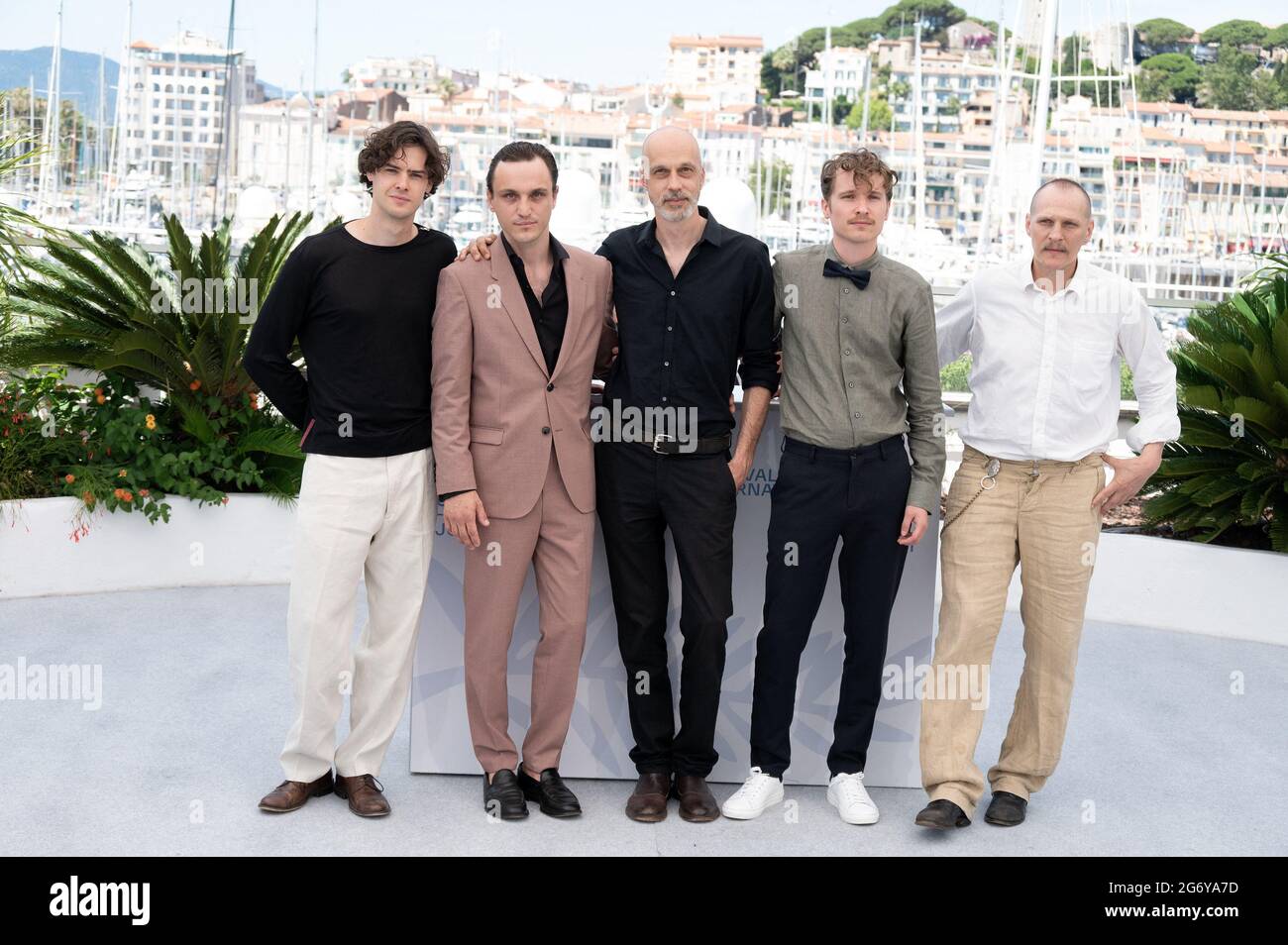 Thomas Prenn, Franz Rogowski, Regisseur Sebastian Meise, Anton von Lucke und Georg Friedrich besuchen die Fotoschau der großen Freiheit während der 74. Filmfestspiele von Cannes am 08. Juli 2021 in Cannes, Frankreich.Foto von David Niviere/ABACAPRESS.COM Stockfoto