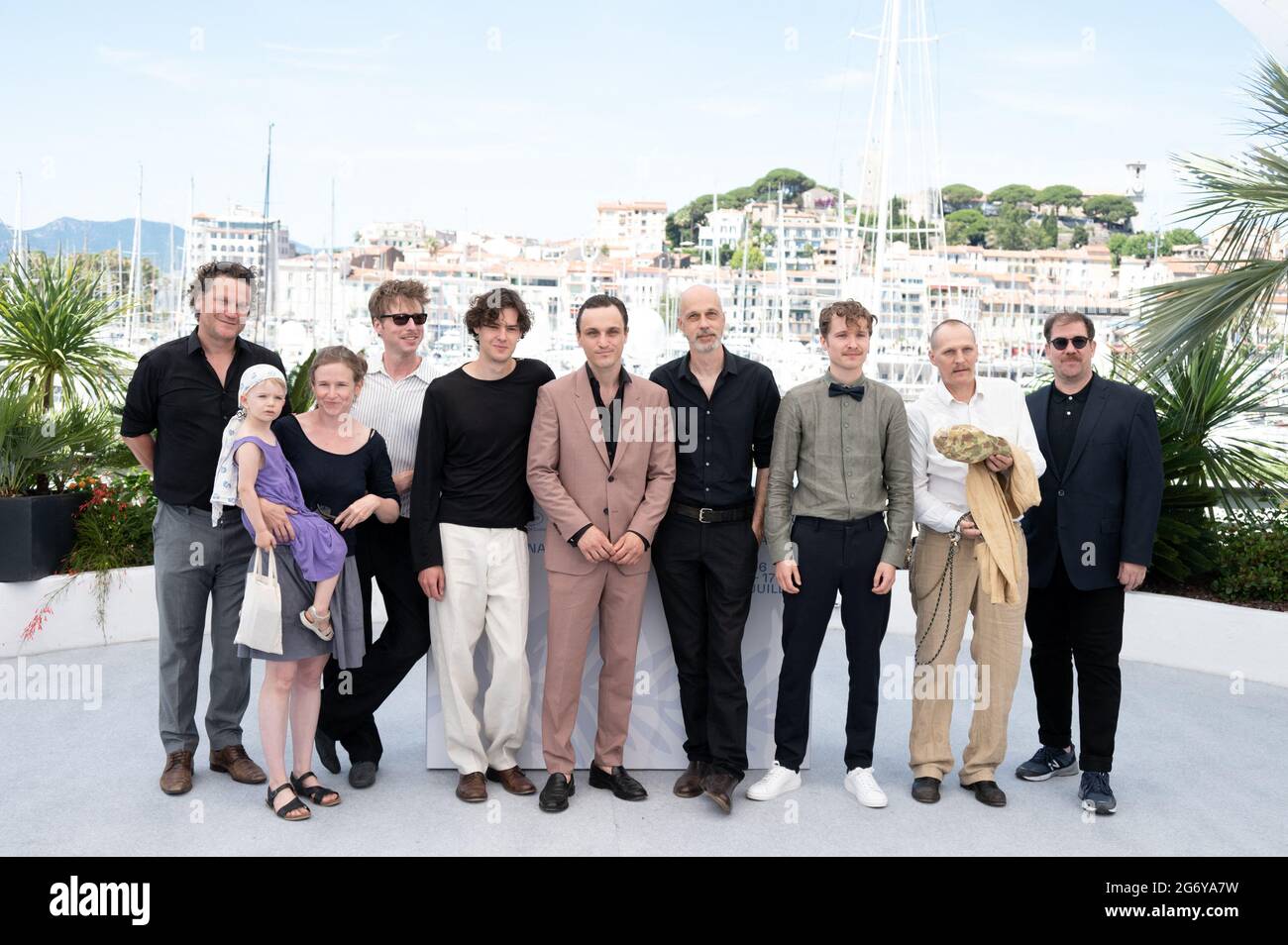 Gäste, Drehbuchautor Thomas Reider, Thomas Prenn, Franz Rogowski, Regisseur Sebastian Meise, Anton von Lucke, Georg Friedrich und Gast besuchen die Fotoschau der Großen Freiheit während der 74. Filmfestspiele von Cannes am 08. Juli 2021 in Cannes, Frankreich.Foto von David Niviere/ABACAPRESS.COM Stockfoto