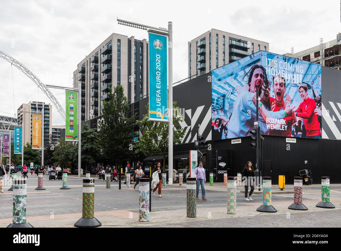 Wembley Stadium, Wembley Park, Großbritannien. Juli 2021. Fußball kommt nach Hause. Der Wembley Park ist vor dem Spiel am Sonntag voller Aufregung und lokale Unternehmen stehen hinter dem englischen Team. Boxpark, Wembley hat seine LED-Anzeige geändert, um Unterstützer in der Fanzone mit einer „IT's Coming Home“-Nachricht zu zeigen. 60,000 Fans werden am Sonntag, den 11. Juli, im Wembley-Stadion im Wembley-Stadion in Italien beim UEFA EURO 2020-Finale spielen. Amanda Rose/Alamy Live News Stockfoto