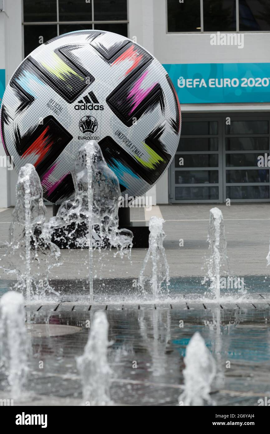 Wembley Stadium, Wembley Park, Großbritannien. Juli 2021. Im Arena Square ist eine riesige Nachbildung des Adidas 'UNIFORIA FINALE' Fußballs - der offizielle Spielball für das Finale - zu sehen. 60,000 Fans werden am Sonntag, den 11. Juli, im Wembley-Stadion im Wembley-Stadion in Italien beim UEFA EURO 2020-Finale spielen. Amanda Rose/Alamy Live Nachrichten Amanda Rose/Alamy Live Nachrichten Amanda Rose/Alamy Live Nachrichten Stockfoto