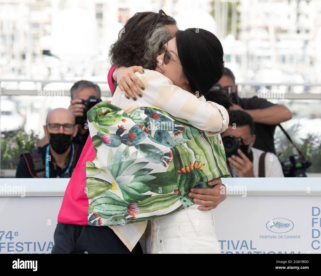 Filmredakteur Rodolphe Molla und Regisseur Ye Ye besuchen die H6-Fotozelle während des 74. Jährlichen Filmfestivals in Cannes am 08. Juli 2021 in Cannes, Frankreich.Foto von David Niviere/ABACAPRESS.COM Stockfoto