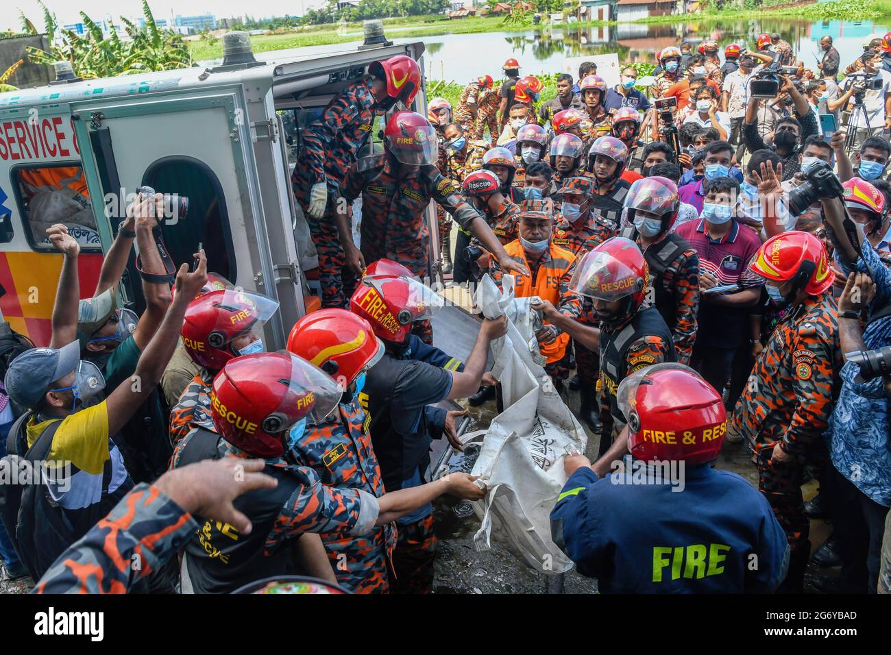 Dhaka, Bangladesch. Juli 2021. (ANMERKUNG DER REDAKTION: Die Abbildung zeigt den Tod)Rettungskräfte tragen die Leichen, die nach dem Ausbruch eines Feuers in einer Fabrik von Hashem Foods Ltd in Rupganj, Bezirk Narayanganj, am Stadtrand von Dhaka, entdeckt wurden. In einer Lebensmittelfabrik namens Hashem Foods Ltd in Rupganj im Bezirk Narayanganj brach ein Feuer aus. Es ist ein 7-stöckiges Gebäude. Es wird angenommen, dass das Feuer aus dem Erdgeschoss ausbrach. Bisher sind 52 Menschen gestorben. Kredit: SOPA Images Limited/Alamy Live Nachrichten Stockfoto