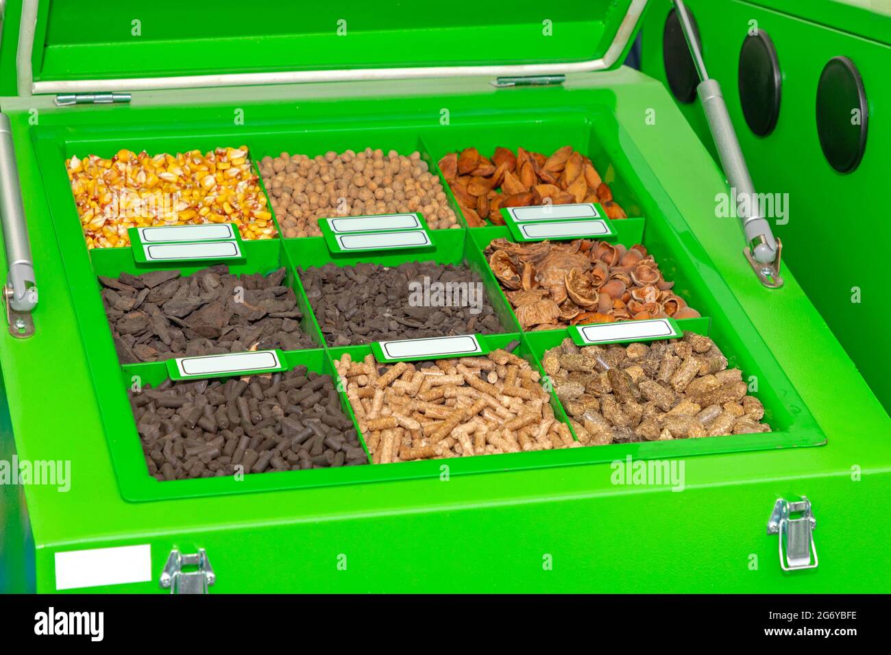Vermengung von Pelletbrennstoff in Herdhopper für Winterheizung Stockfoto