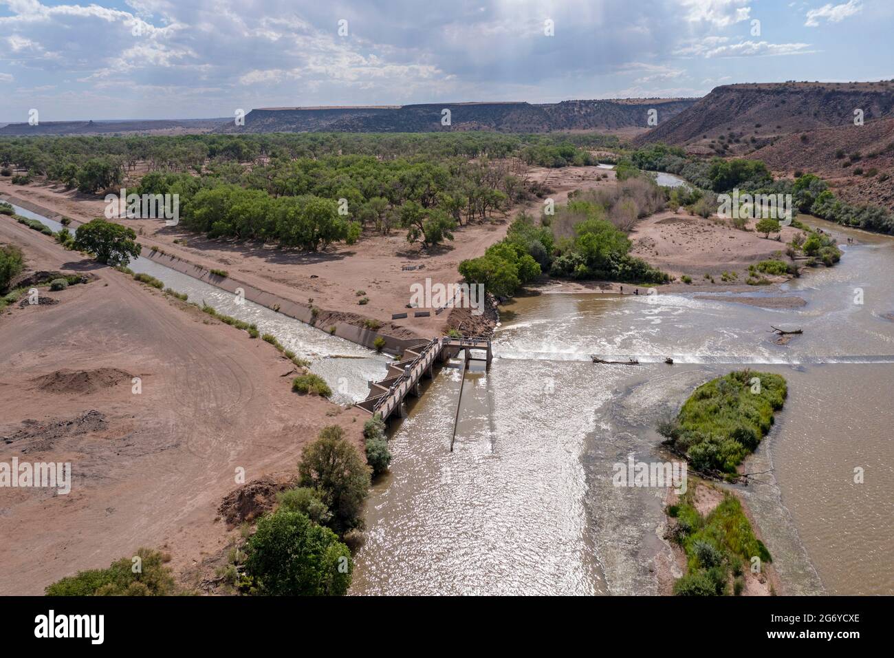 Algodones, New Mexico - der Abzweigdamm von Angostura leitet Wasser vom Rio Grande in Bewässerungskanäle. Ein Großteil des Staates erlebt extreme Zustände Stockfoto