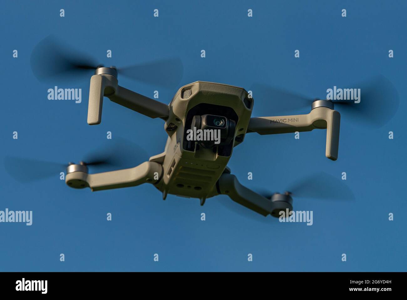 DJI Mavic Mini Drohne fliegt Stockfoto