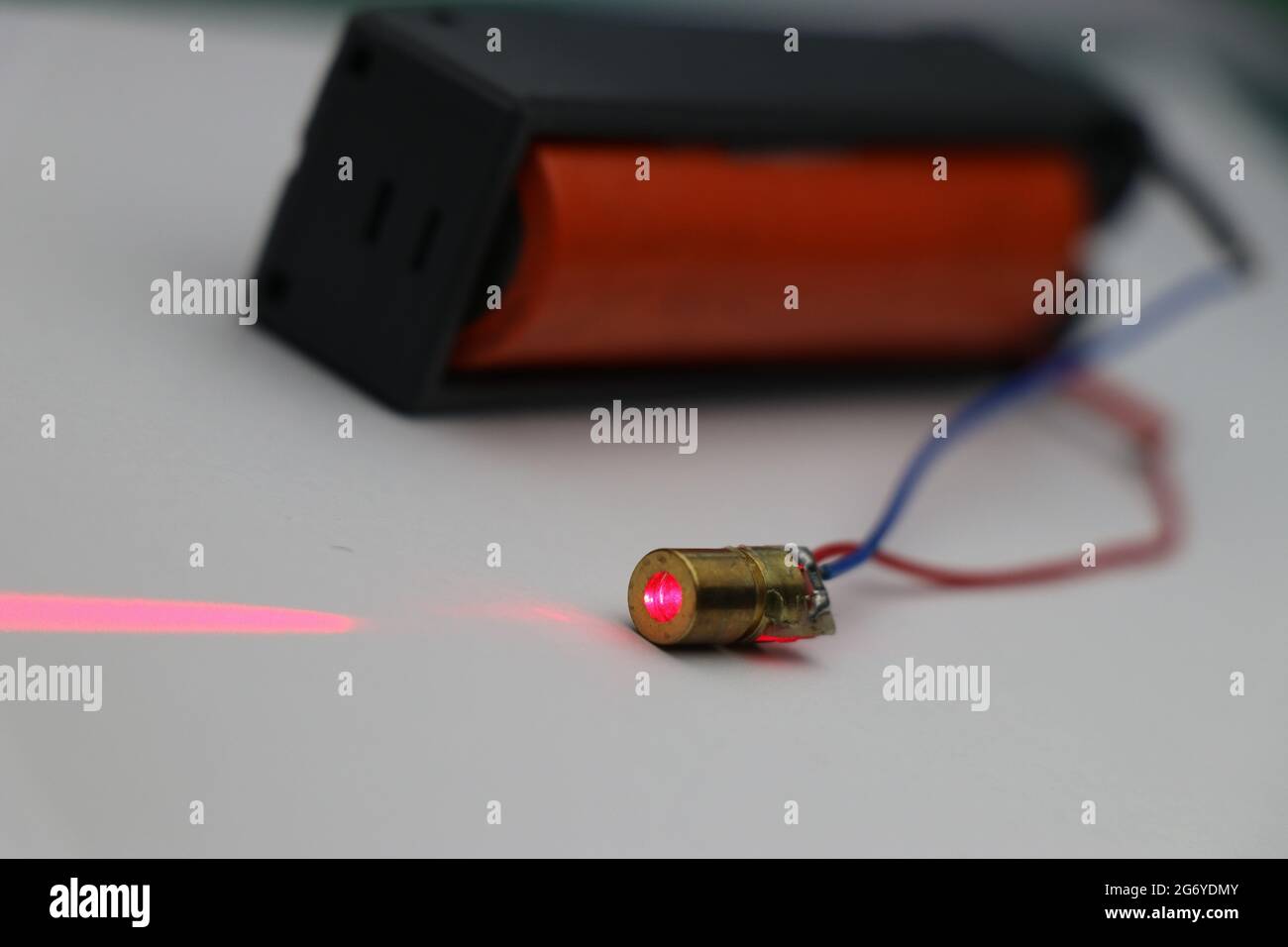 Rote Laserdiode mit Kupferkopf, angetrieben durch batterieemittierende Laserstrahlung, verwendet, um verschiedene elektronische Projekte zu machen Stockfoto
