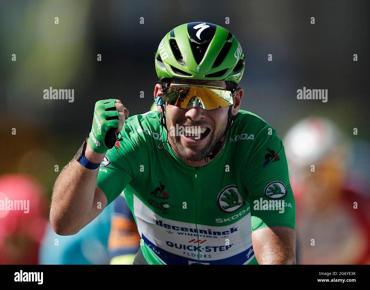 Radsport - Tour de France - Etappe 13 - Nimes nach Carcassonne - Frankreich - 9. Juli 2021 Deceuninck-Quick-Step-Fahrer Mark Cavendish aus Großbritannien im grünen Trikot feiert, als er die Linie überquert, um die Etappe 13 ZU gewinnen REUTERS/Benoit Tessier Stockfoto