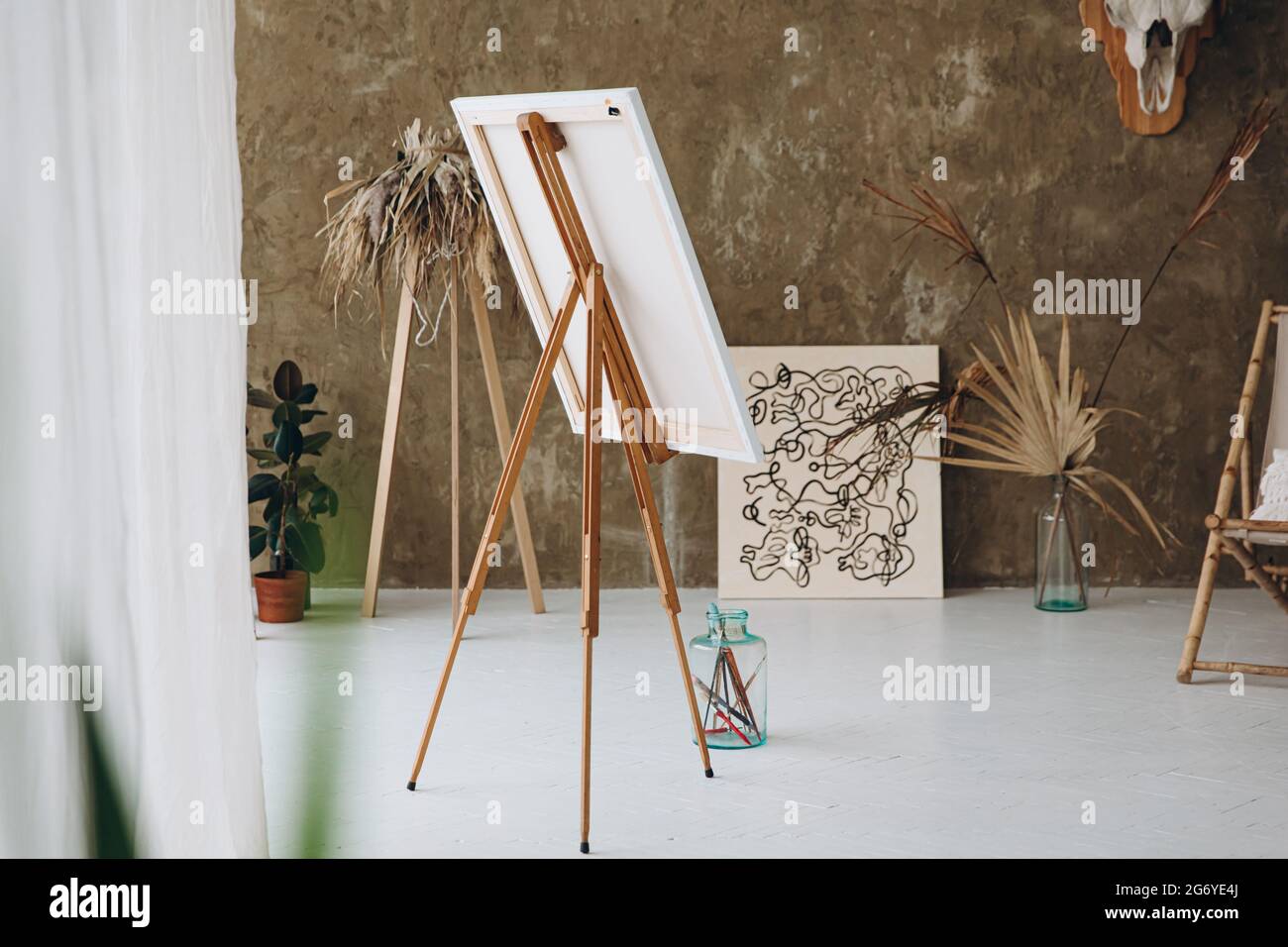 Helles Kunststudio mit Staffelei und Pinsel Stockfoto