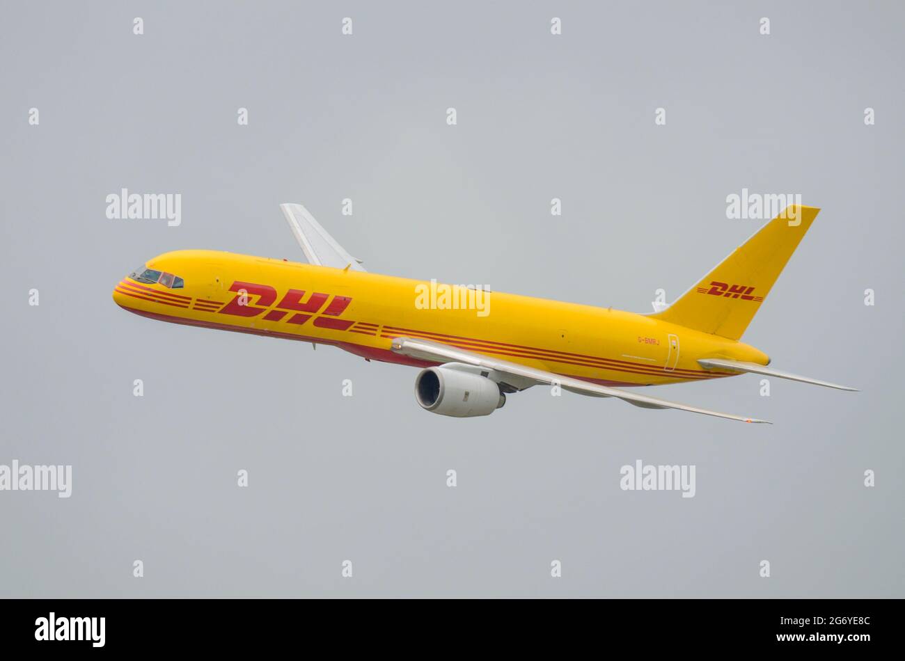 DHL Air Boeing 757 G-BMRJ Frachttransport-Düsenflugzeug, das auf einer Flugschau fliegt. Frachtflugzeug Boeing 757-200. Deutsche Post, EAT Leipzig-Fluggesellschaft Stockfoto