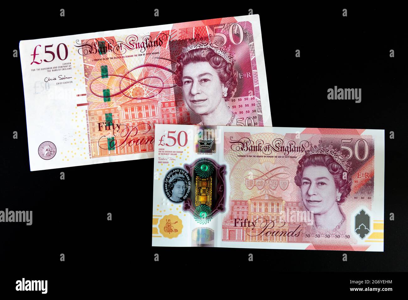 Bank of England Vorderseite der neuen und alten 50-Pfund-Banknoten auf schwarzem Hintergrund Stockfoto