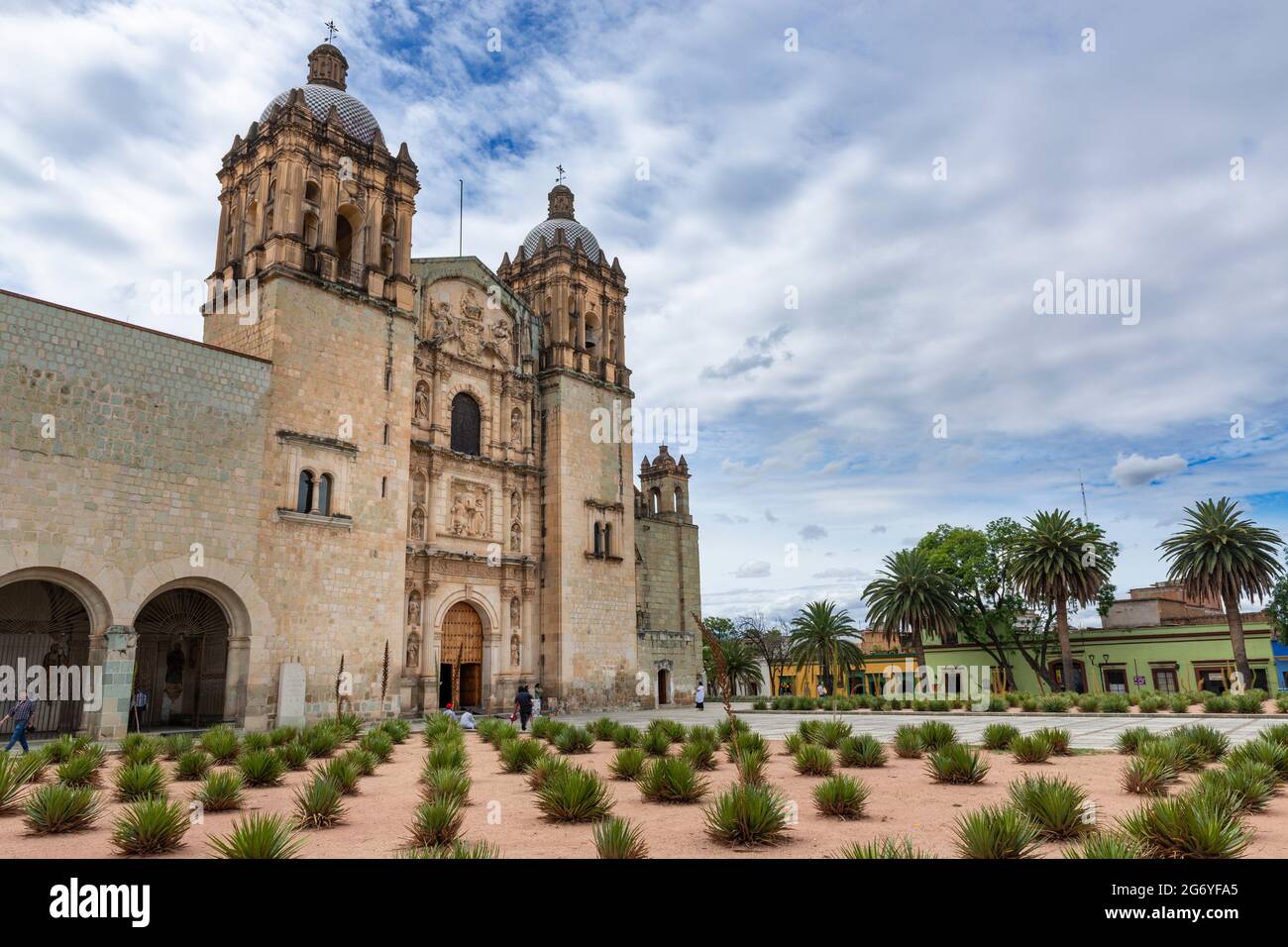 Oaxaca de Juarez, Mexiko - 15. Mai 2014: Blick auf die Kirche Santo Domingo de Guzman, in der Stadt Oaxaca de Juarez, Mexiko. Stockfoto Oaxaca de Juarez, Mexiko - 15. Mai 2014: Blick auf die Kirche Santo Domingo de Guzman, in der Stadt Oaxaca de Juarez, Mexiko. Stockfoto