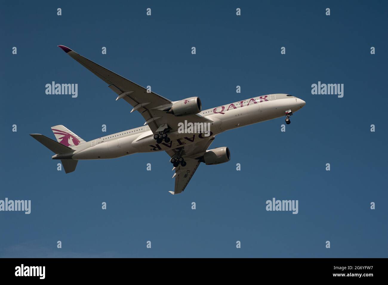 08.07.2021, Singapur, Republik Singapur, Asien - Qatar Airways Airbus A350-900 mit der Registrierung A7-AMH landet auf dem Changi Airport. Stockfoto
