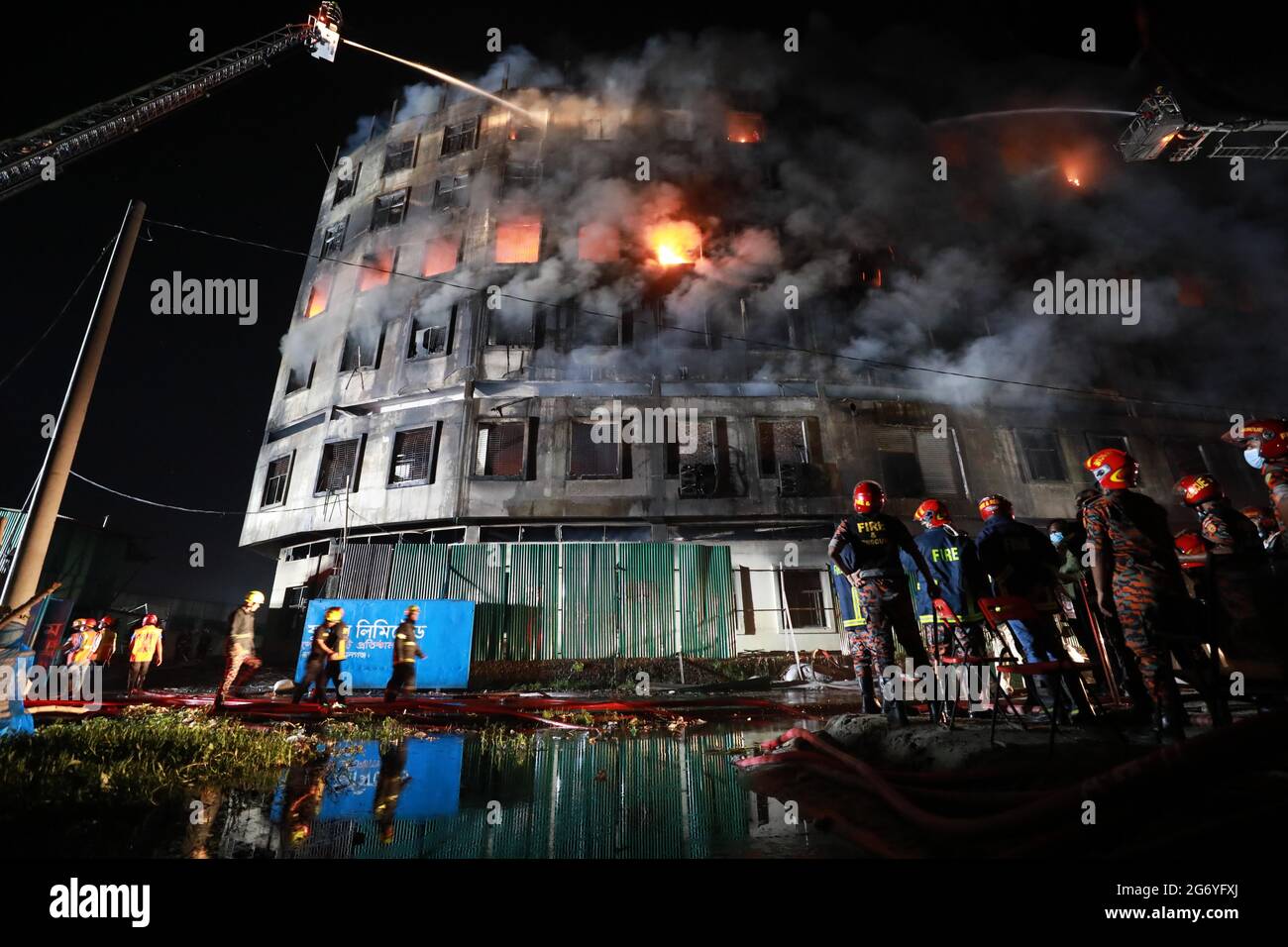 Dhaka, Dhaka, Bangladesch. Juli 2021. Feuer brach in der Fabrik von Hashem Foods Ltd in Rupganj von Narayangan in Bangladesch aus. Quelle: Harun-or-Rashid/ZUMA Wire/Alamy Live News Stockfoto