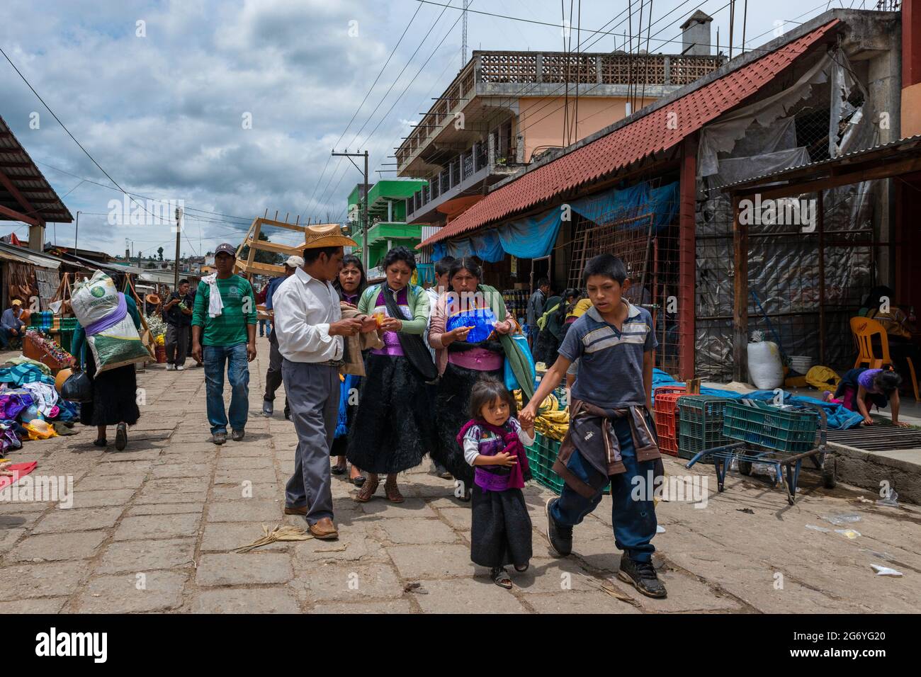 San Juan Chamula, Mexiko - 11. Mai 2014: Eine Familie auf einem Straßenmarkt in der Stadt San Juan Chamula, in Chiapas, Mexiko. Stockfoto
