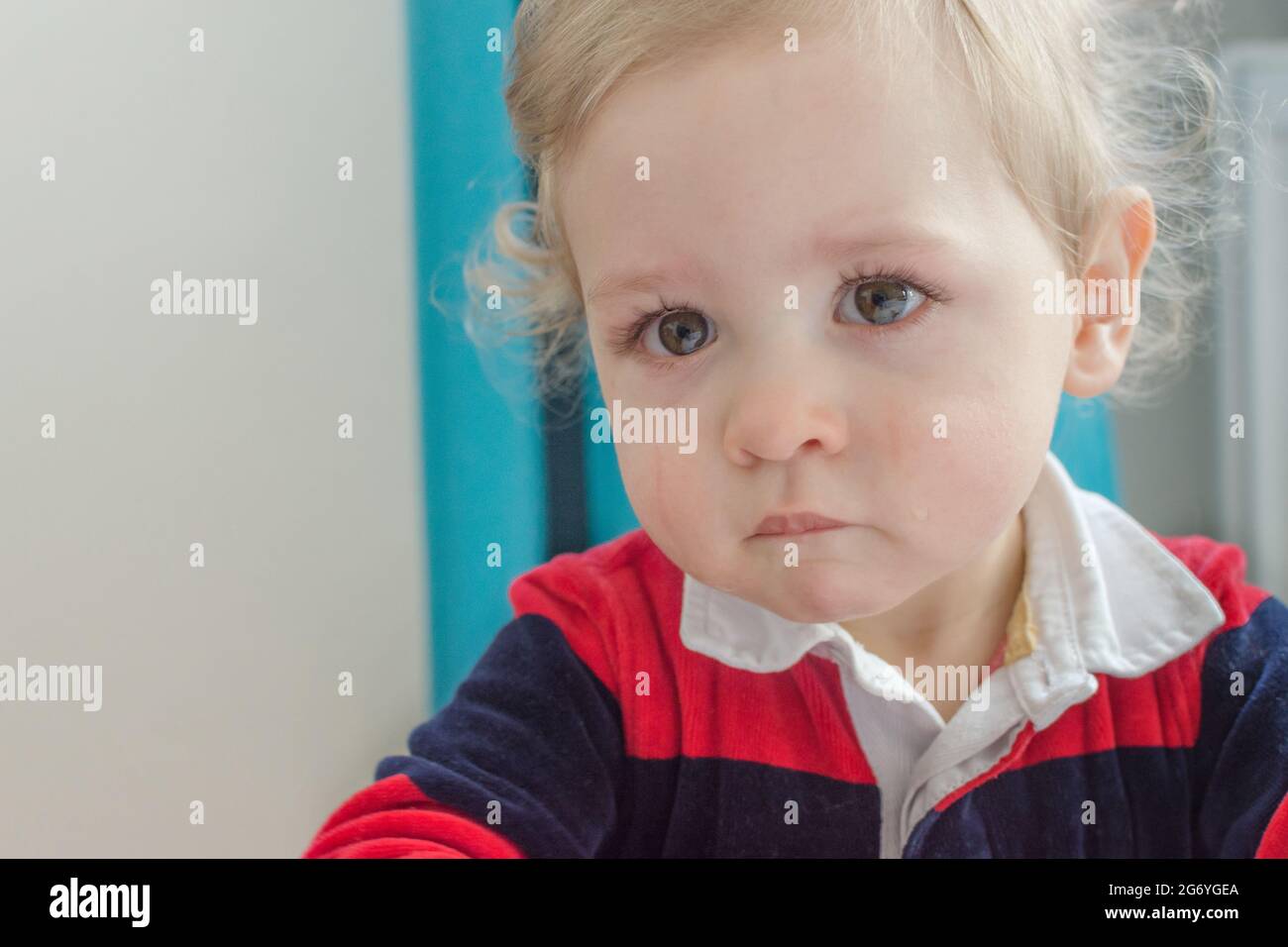 Porträt eines niedlichen kleinen Jungen weinen Stockfoto