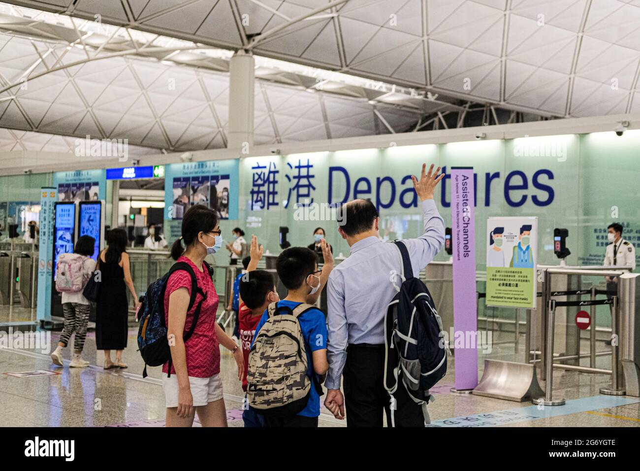 Hongkong, China. Juli 2021. Am Internationalen Flughafen Hongkong winken Menschen Freunden und Familie die Hände. Hunderttausende von Menschen in Hongkong entscheiden sich wegen des nationalen Sicherheitsgesetzes und der politischen Instabilität dafür, ihre Heimatstadt für immer zu verlassen. Quelle: Keith Tsuji/ZUMA Wire/Alamy Live News Stockfoto