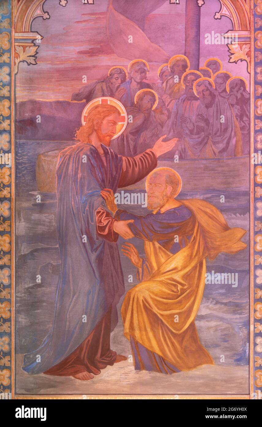 WIEN, ÖSTERREICH - 24. JUNI 2021: Das Fresko Peter, der auf dem Wasser in der Votivkirche auf Jesus zugeht von den Brüdern Carl und Franz Jobst Stockfoto