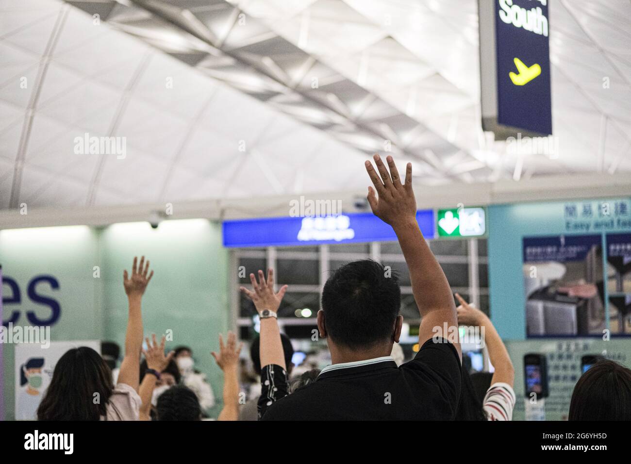 Hongkong, China. Juli 2021. Am Internationalen Flughafen Hongkong winken Menschen Freunden und Familie die Hände. Hunderttausende von Menschen in Hongkong entscheiden sich wegen des nationalen Sicherheitsgesetzes und der politischen Instabilität dafür, ihre Heimatstadt für immer zu verlassen. Quelle: Keith Tsuji/ZUMA Wire/Alamy Live News Stockfoto