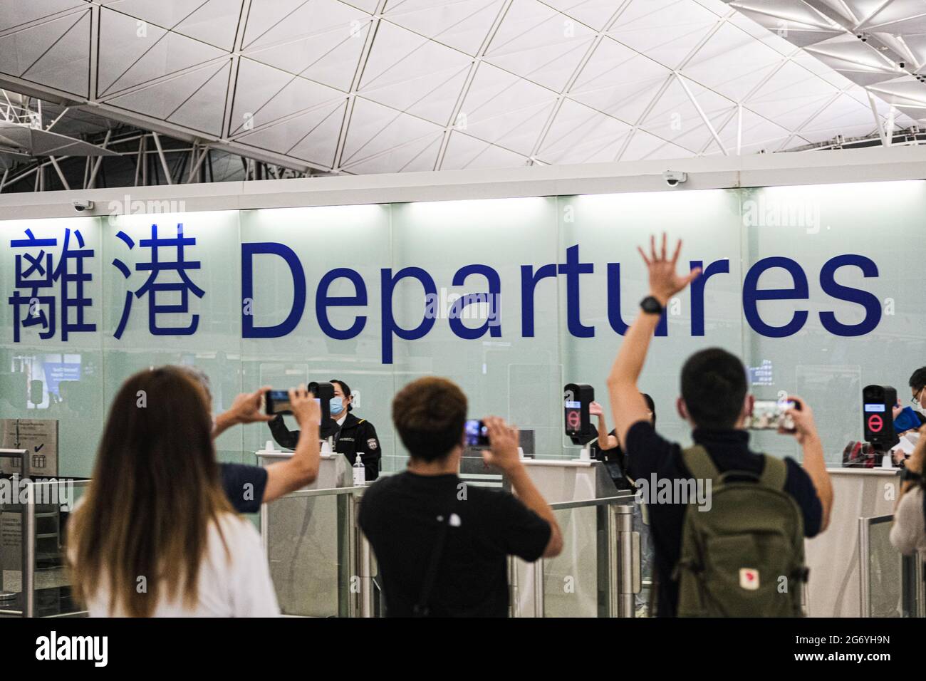 Hongkong, China. Juli 2021. Am Internationalen Flughafen Hongkong winken Menschen Freunden und Familie die Hände. Hunderttausende von Menschen in Hongkong entscheiden sich wegen des nationalen Sicherheitsgesetzes und der politischen Instabilität dafür, ihre Heimatstadt für immer zu verlassen. Quelle: Keith Tsuji/ZUMA Wire/Alamy Live News Stockfoto