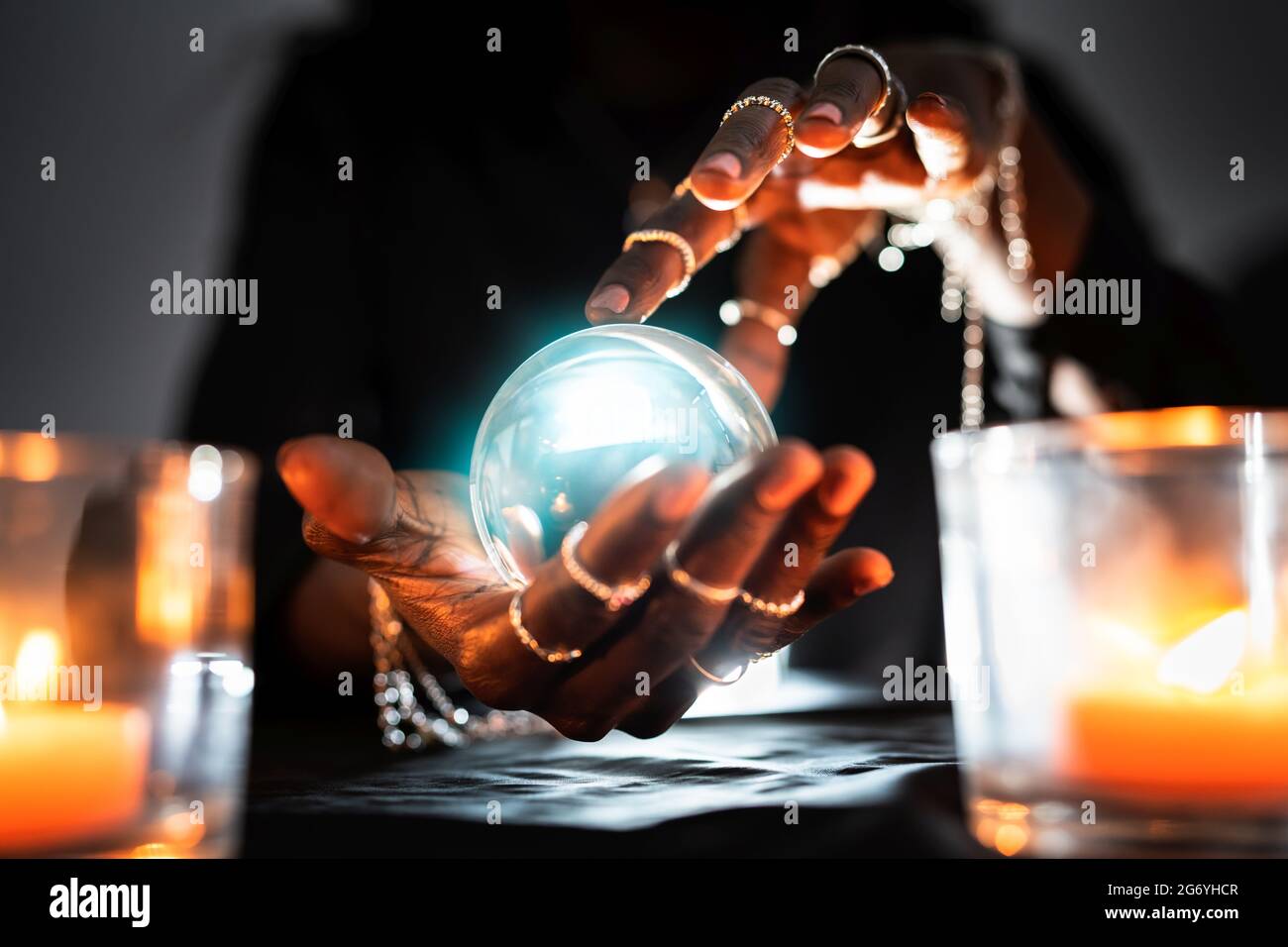 Wahrsager Prognostiziert Zukunft Mit Crystal Ball Stockfoto