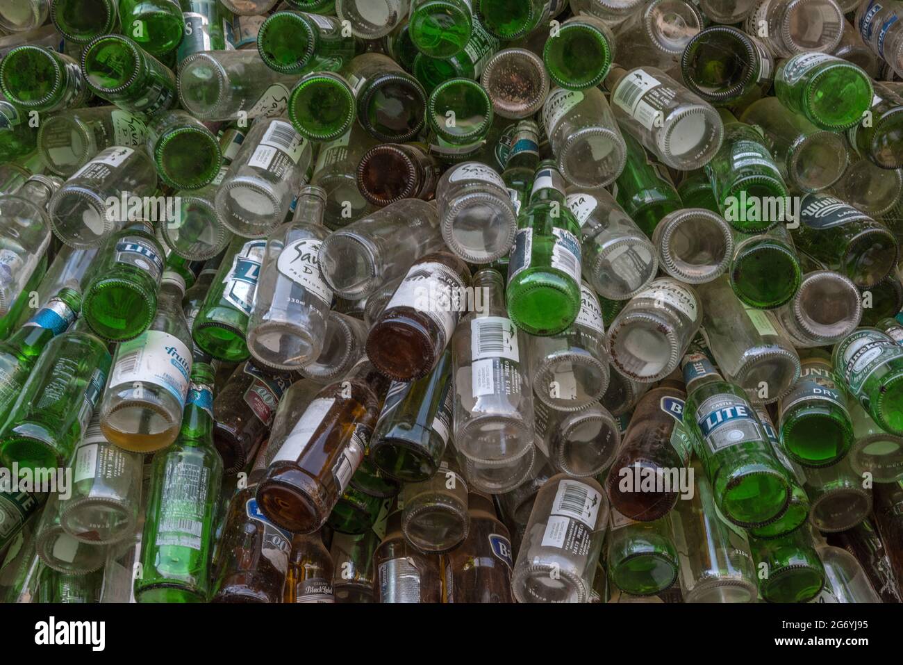 Hintergrundwand von leeren Flaschen Stockfoto