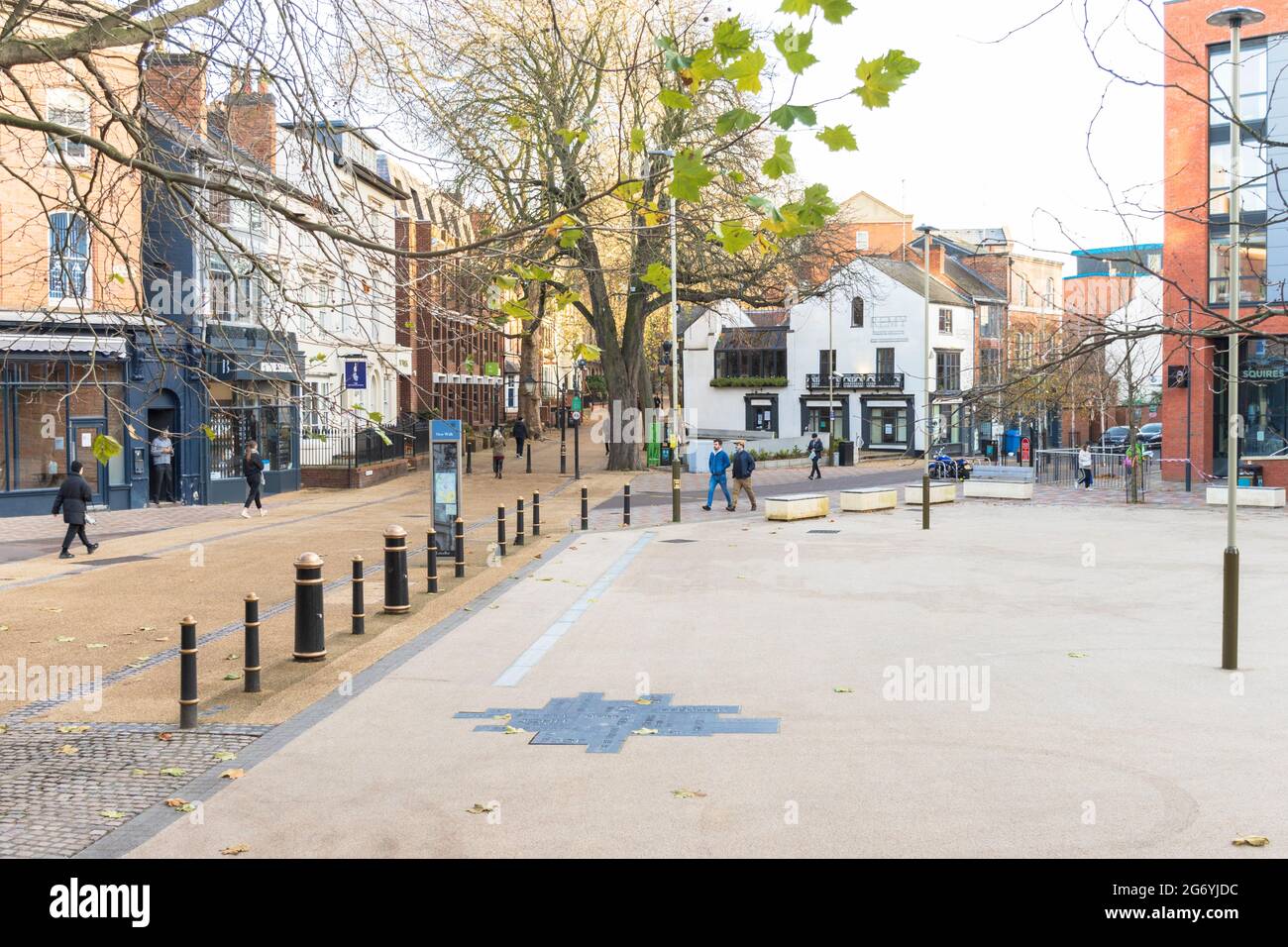 Der neue New Walk piazza. Der Platz mit Gebäuden, Pollern, Bäumen und Menschen, die an der Plastenskulptur der Schriftsteller vorbei gehen. Stockfoto