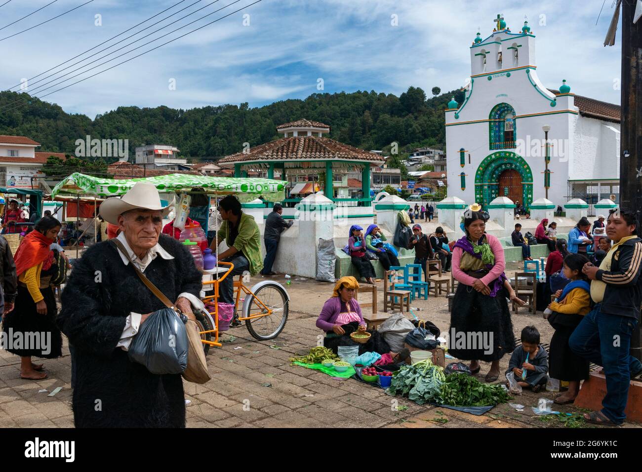 San Juan Chamula, Mexiko - 11. Mai 2014: Menschen auf einem Straßenmarkt in der Stadt San Juan Chamula, in Chiapas, Mexiko. Stockfoto San Juan Chamula, Mexiko - 11. Mai 2014: Menschen auf einem Straßenmarkt in der Stadt San Juan Chamula, in Chiapas, Mexiko. Stockfoto
