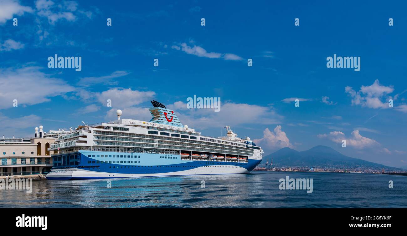 Ein Panoramabild eines Kreuzfahrtschiffs im Hafen von Neapel. Stockfoto