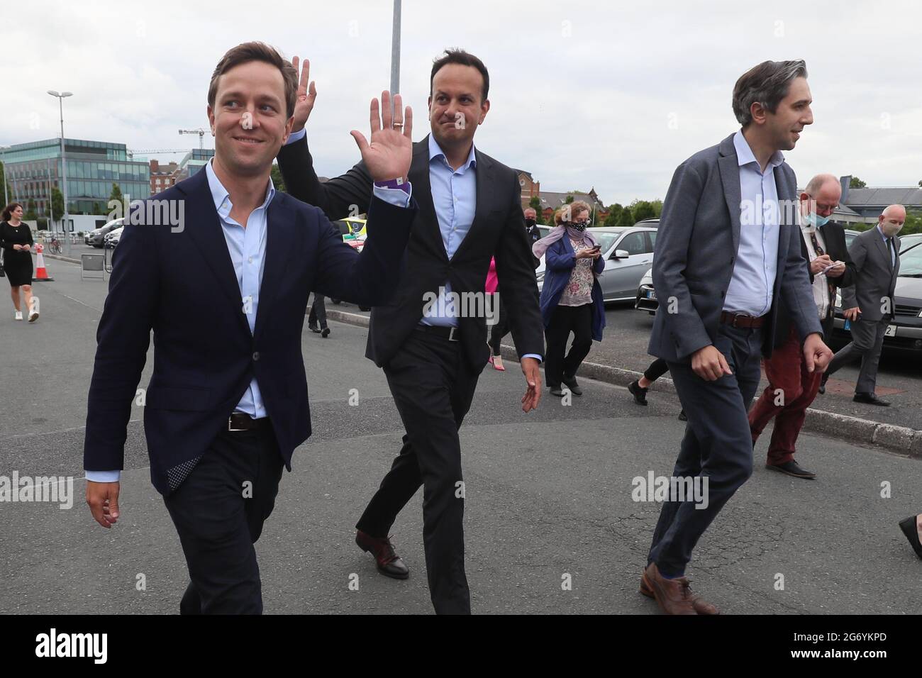 (Von links nach rechts) der Kandidat von Fine Gael, James Geoghegan, Tanaiste Leo Varadkar und TD Simon Harris, kommen im Count Center der Dublin Bay South Nachwahl in Simmonscourt, RDS, in Ballsbridge, Dublin an. Bilddatum: Freitag, 9. Juli 2021. Siehe PA Story IRISH ByElection. Das Foto sollte lauten: Brian Lawless/PA Wire Stockfoto