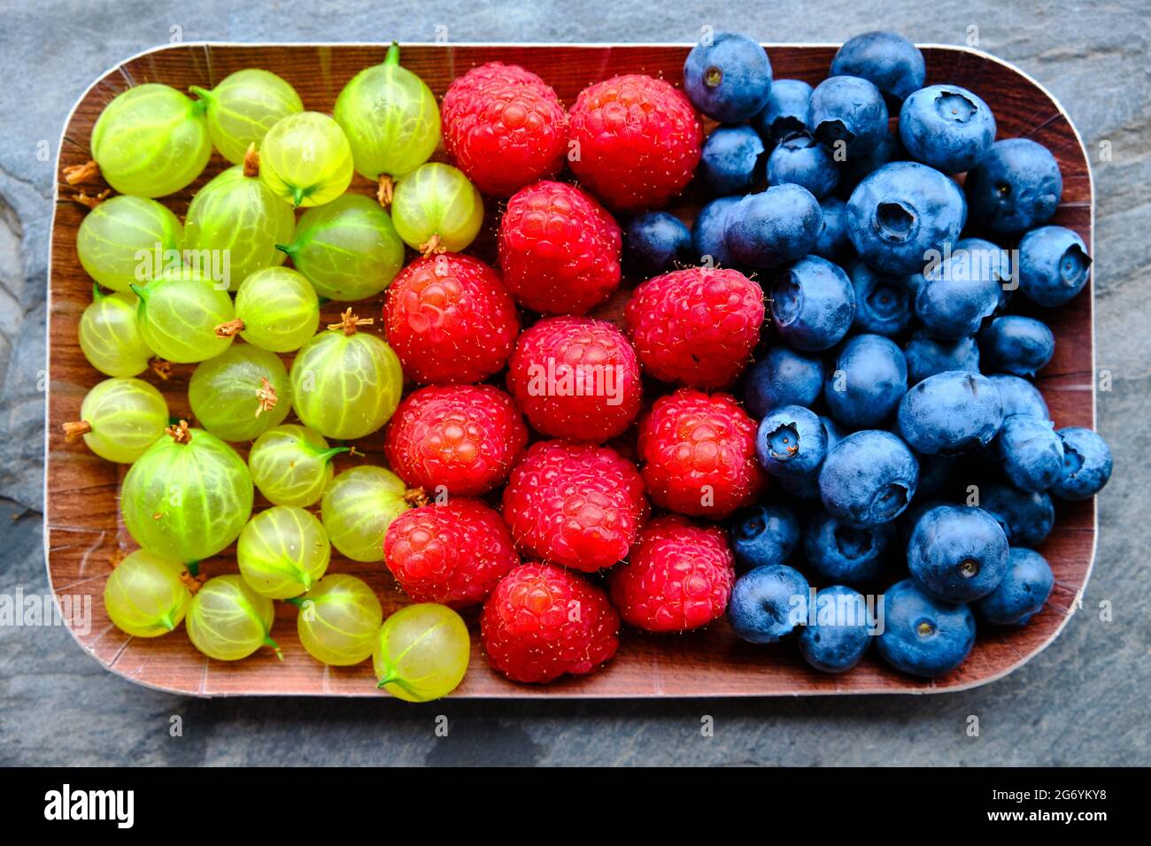 Mischung aus Früchten auf Schieferhintergrund Stockfoto