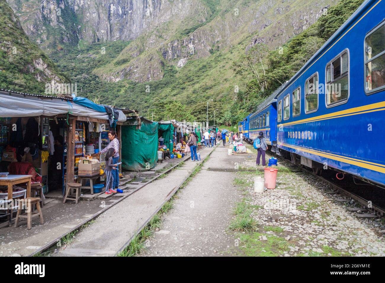 HIDROELECTRICA, PERU - 17. MAI 2015: Peru der Zug hält an der Station Hidroelectrica im Urubamba Flusstal. Fahren Sie mit dem Zug in Richtung Aguas Calientes Stockfoto