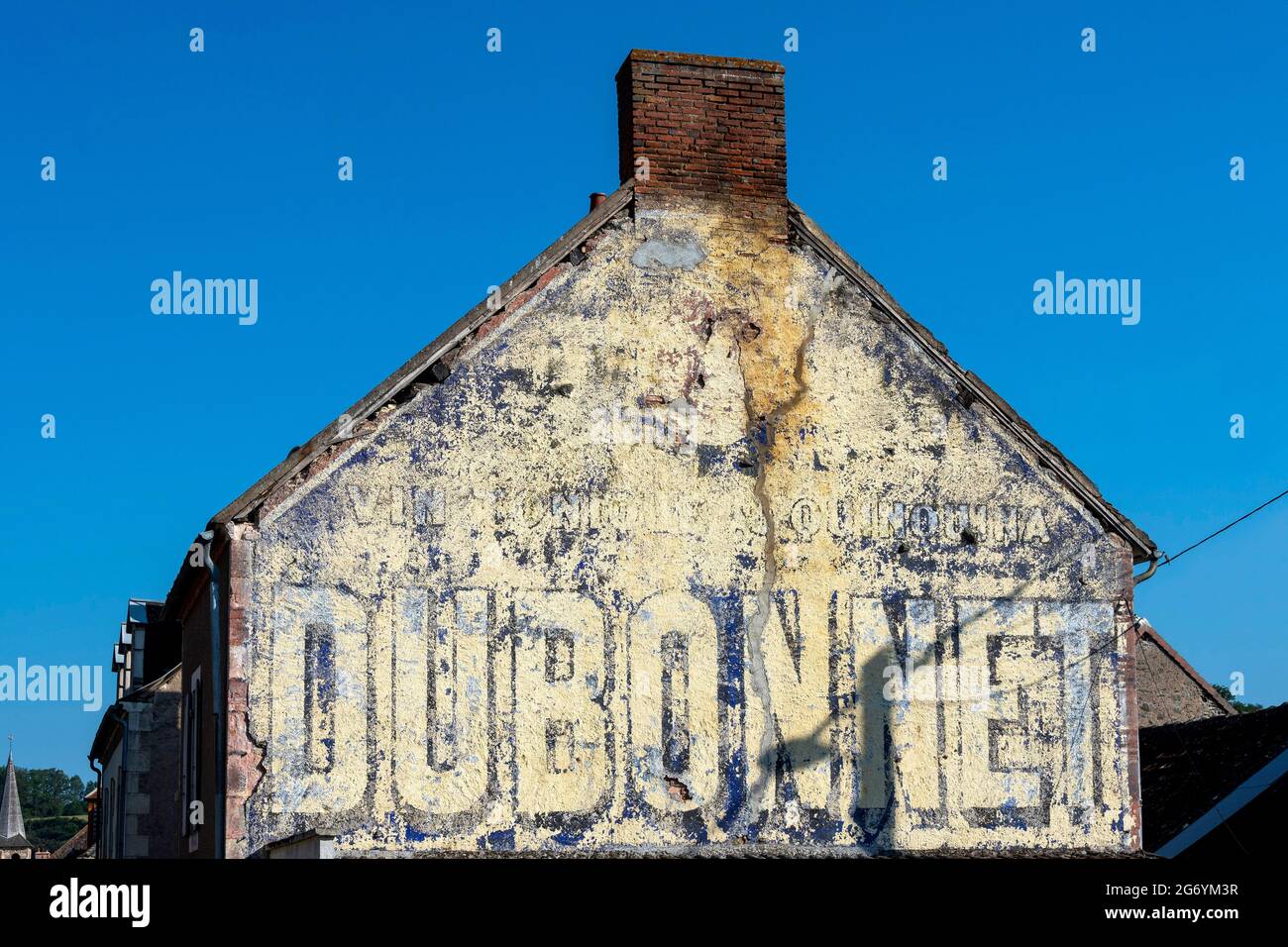 Alte Fassade mit einer bemalten Werbung im Dorf Herisson Stockfoto