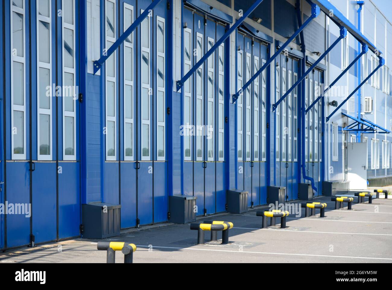 Blaues Tor des Garagenkastens der Feuerwehr. Stockfoto