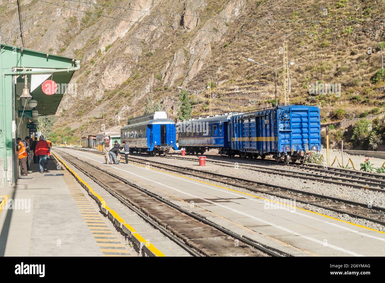 OLLANTAYTAMBO, PERU - 20. MAI 2015: Der peruanische Zug hält am Bahnhof Ollantaytambo im Heiligen Tal der Inkas. Der Zug fährt in Richtung Aguas Calientes Stockfoto